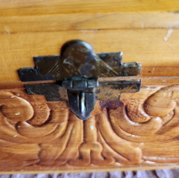 Vintage Handmade Carved Wood Vanity Cedar Wood Box w/ Painted Dome Lid & Mirror - Picture 10 of 15